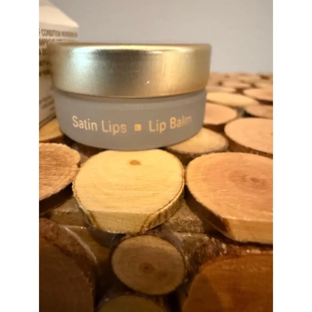 New old stock Mary Kay satin lips 4241‎ lip balm (in jar) .15 oz EXPIRED